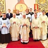 Biskup radomski wręczył alumnom legitymacje i nagrody.