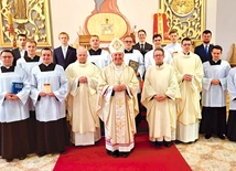 Biskup radomski wręczył alumnom legitymacje i nagrody.