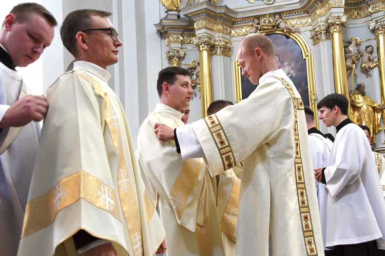Wyświęceni nałożyli szatę wierzchnią zwaną dalmatyką.