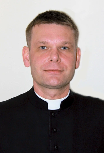 Ks. dr K. Szwarc urodził się  w 1972 roku.