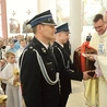 W procesji z darami strażacy przynieśli naczynie na wodę święconą. 