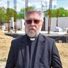 – Chcemy pomagać rodzicom, dzieciom, dziadkom i singlom  we wszystkich sprawach, z jakimi się borykają  – mówi proboszcz ks. Sławomir Abramowski.