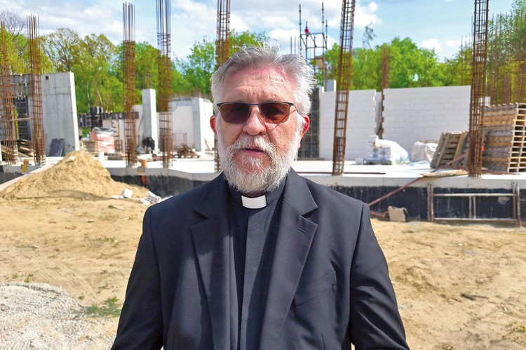 – Chcemy pomagać rodzicom, dzieciom, dziadkom i singlom  we wszystkich sprawach, z jakimi się borykają  – mówi proboszcz ks. Sławomir Abramowski.