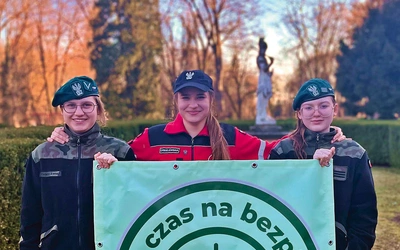 Dwie Julie i Hanna z Katolickiego Liceum w Henrykowie prezentują baner z logotypem swojego projektu.