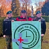 Dwie Julie i Hanna z Katolickiego Liceum w Henrykowie prezentują baner z logotypem swojego projektu.