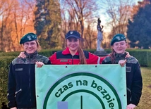 Dwie Julie i Hanna z Katolickiego Liceum w Henrykowie prezentują baner z logotypem swojego projektu.