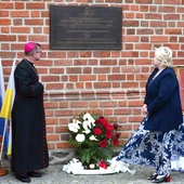 Ks. Józef Czapran   urodził się w 1893 roku. W czasie II wojny światowej był proboszczem parafii pw. św. Antoniego we Lwowie. Udzielił wówczas pomocy żydowskiej rodzinie Jampolerów. Ryzykując własnym życiem, wystawił jej członkom fałszywe katolickie metryki chrztów i ślubów. W 1946 r. wyjechał na Ziemie Zachodnie. W latach 1952–1963 był proboszczem parafii katedralnej w Gorzowie Wlkp. Zmarł w 1972 i spoczął na gorzowskim cmentarzu komunalnym. Na zdjęciu odsłonięcie pamiątkowej tablicy na katedrze.