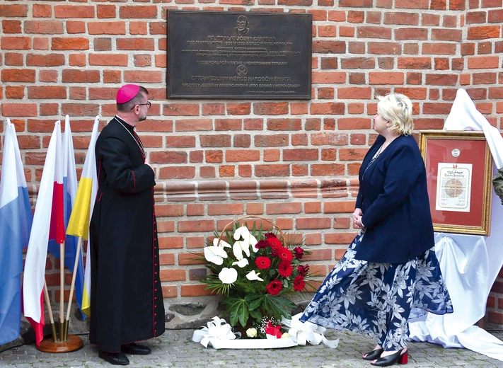Ks. Józef Czapran   urodził się w 1893 roku. W czasie II wojny światowej był proboszczem parafii pw. św. Antoniego we Lwowie. Udzielił wówczas pomocy żydowskiej rodzinie Jampolerów. Ryzykując własnym życiem, wystawił jej członkom fałszywe katolickie metryki chrztów i ślubów. W 1946 r. wyjechał na Ziemie Zachodnie. W latach 1952–1963 był proboszczem parafii katedralnej w Gorzowie Wlkp. Zmarł w 1972 i spoczął na gorzowskim cmentarzu komunalnym. Na zdjęciu odsłonięcie pamiątkowej tablicy na katedrze.