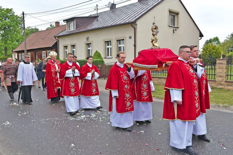 Procesja stanisławowska z kaplicy narodzenia świętego do sanktuarium. Diakoni niosą relikwie patrona Polski. 