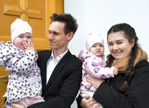 Elżbieta i Sebastian Mendelowie z parafią w Nowych Załubicach wiążą swoją przyszłość. 