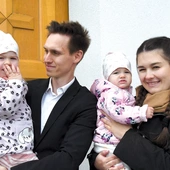 Elżbieta i Sebastian Mendelowie z parafią w Nowych Załubicach wiążą swoją przyszłość. 