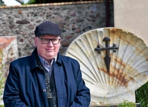 Waldemar Hass  – dyrektor Muzeum Archeologiczno--Historycznego w Głogowie od początku jego istnienia, historyk Kościoła oraz członek Bractwa  św. Jakuba Apostoła w Jakubowie.