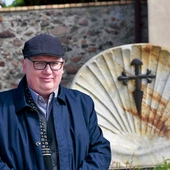 Waldemar Hass  – dyrektor Muzeum Archeologiczno--Historycznego w Głogowie od początku jego istnienia, historyk Kościoła oraz członek Bractwa  św. Jakuba Apostoła w Jakubowie.