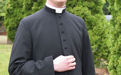Kl. Ł. Kozakiewicz pochodzi z Głogowa i jest wychowankiem tutejszej parafii kolegiackiej pw. Wniebowzięcia NMP, w której 24 maja o godz. 11 przyjmie święcenia diakonatu. Interesuje się Kościołem katolickim w wielu jego wymiarach, szczególnie jego historią, a także historią powszechną. Lubi czytać, słuchać muzyki i jeździć na rowerze.
