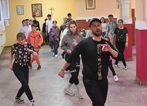 Oni naprawdę są do tańca i Różańca. Nie mają gotowych recept na przyciągnięcie młodych do Kościoła, ale wiedzą jedno – że zaangażowali się, gdy zobaczyli żywy Kościół. I taki starają się teraz sami tworzyć. Warto śledzić ich profil FB: Katolickie Stowarzyszenie Młodzieży Diecezji Zielonogórsko- -Gorzowskiej. 