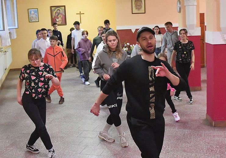 Oni naprawdę są do tańca i Różańca. Nie mają gotowych recept na przyciągnięcie młodych do Kościoła, ale wiedzą jedno – że zaangażowali się, gdy zobaczyli żywy Kościół. I taki starają się teraz sami tworzyć. Warto śledzić ich profil FB: Katolickie Stowarzyszenie Młodzieży Diecezji Zielonogórsko- -Gorzowskiej. 