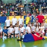 Po jednym secie zagrali z nauczycielami uczniowie, począwszy od IV klasy, a skończywszy  na VIII. Ostatecznie 3:2 zwyciężyli pedagodzy, a podczas meczu udało się zebrać 2500 zł.