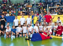 Po jednym secie zagrali z nauczycielami uczniowie, począwszy od IV klasy, a skończywszy  na VIII. Ostatecznie 3:2 zwyciężyli pedagodzy, a podczas meczu udało się zebrać 2500 zł.