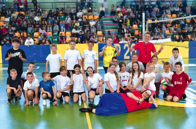 Po jednym secie zagrali z nauczycielami uczniowie, począwszy od IV klasy, a skończywszy  na VIII. Ostatecznie 3:2 zwyciężyli pedagodzy, a podczas meczu udało się zebrać 2500 zł.