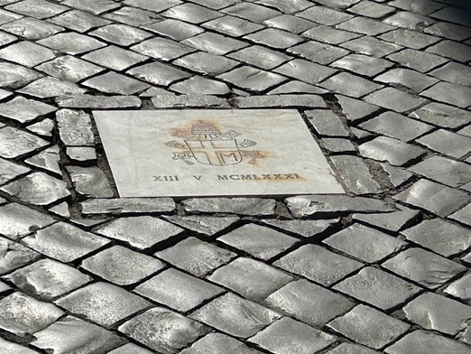 Dziś niewielu już tę tablicę na Placu św. Piotra zauważa....