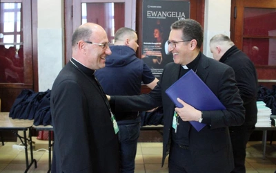 Spotkanie osób zaangażowanych w obronę małoletnich z udziałem sekretarza Papieskiej Komisji ds. Ochrony Małoletnich