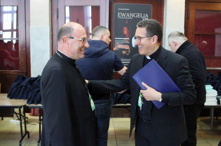 Spotkanie osób zaangażowanych w obronę małoletnich z udziałem sekretarza Papieskiej Komisji ds. Ochrony Małoletnich
