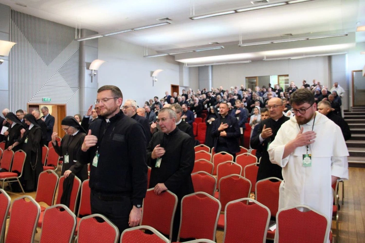 Spotkanie osób zaangażowanych w obronę małoletnich z udziałem sekretarza Papieskiej Komisji ds. Ochrony Małoletnich