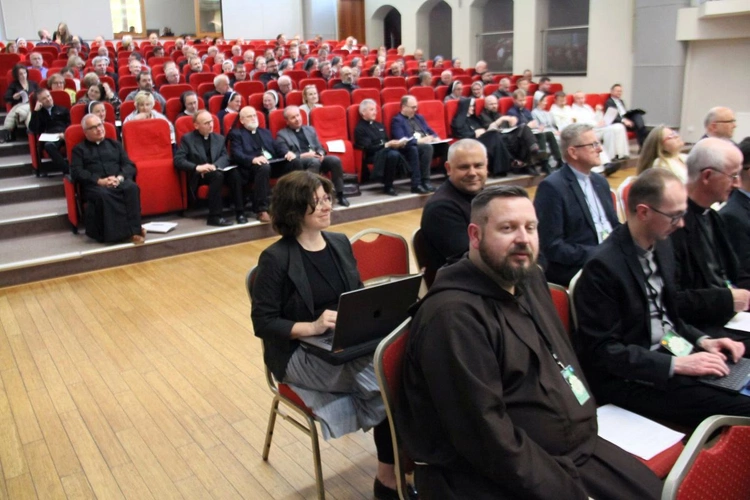 Spotkanie osób zaangażowanych w obronę małoletnich z udziałem sekretarza Papieskiej Komisji ds. Ochrony Małoletnich