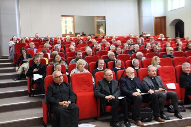 Spotkanie osób zaangażowanych w obronę małoletnich z udziałem sekretarza Papieskiej Komisji ds. Ochrony Małoletnich