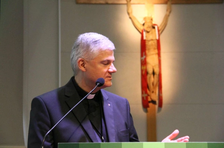 Spotkanie osób zaangażowanych w obronę małoletnich z udziałem sekretarza Papieskiej Komisji ds. Ochrony Małoletnich