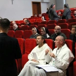 Spotkanie osób zaangażowanych w obronę małoletnich z udziałem sekretarza Papieskiej Komisji ds. Ochrony Małoletnich