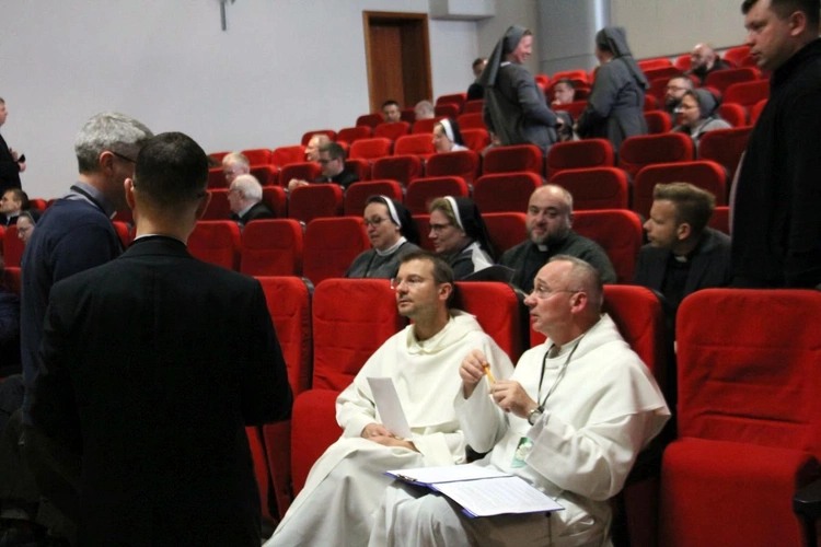 Spotkanie osób zaangażowanych w obronę małoletnich z udziałem sekretarza Papieskiej Komisji ds. Ochrony Małoletnich