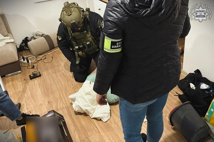 Śląskie. Policja rozbiła gang handlujący narkotykami i przemycający migrantów