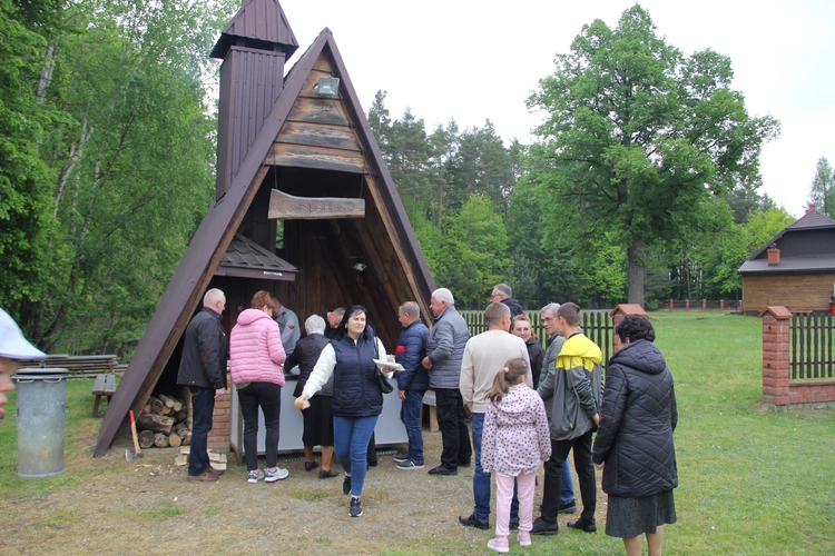 Podlesie Machowskie. Poświęcenie figur Matki Bożej i św. Józefa
