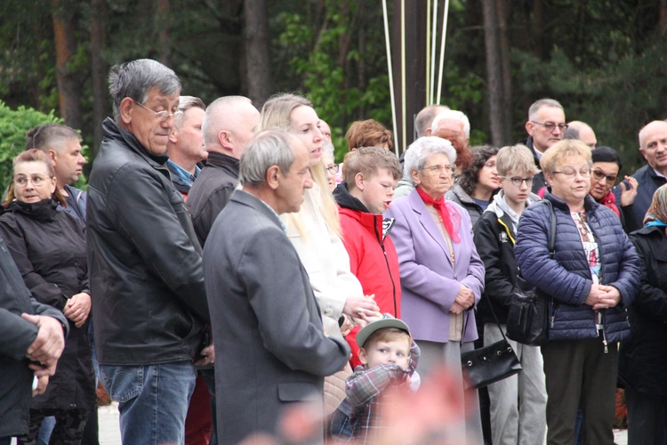 Podlesie Machowskie. Poświęcenie figur Matki Bożej i św. Józefa