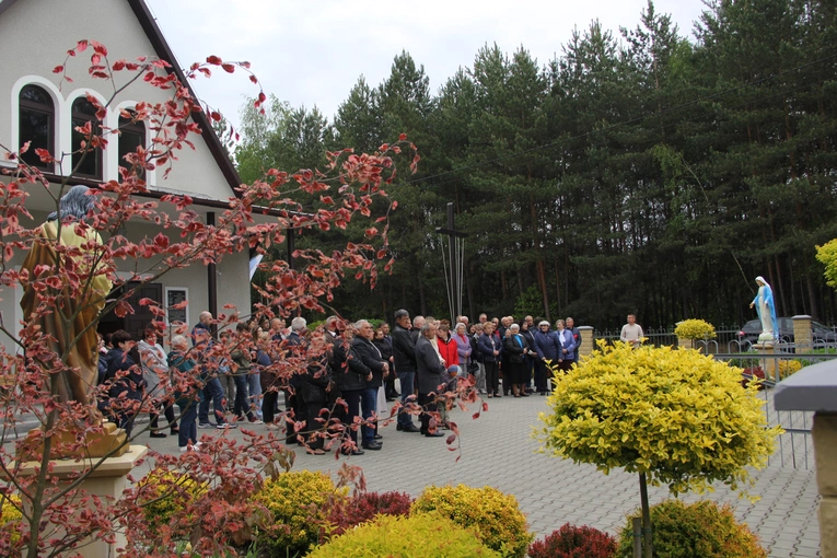 Podlesie Machowskie. Poświęcenie figur Matki Bożej i św. Józefa
