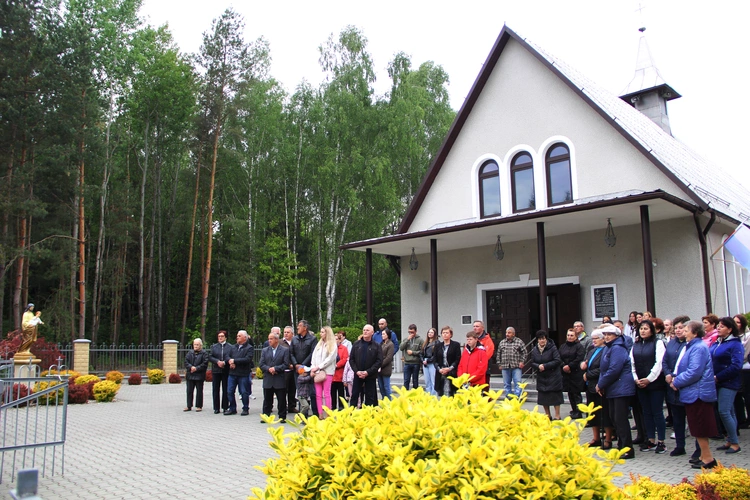 Podlesie Machowskie. Poświęcenie figur Matki Bożej i św. Józefa