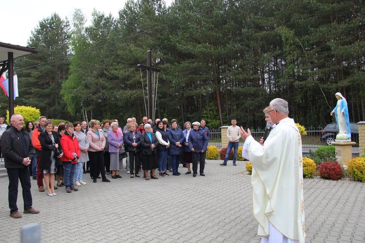 Podlesie Machowskie. Poświęcenie figur Matki Bożej i św. Józefa