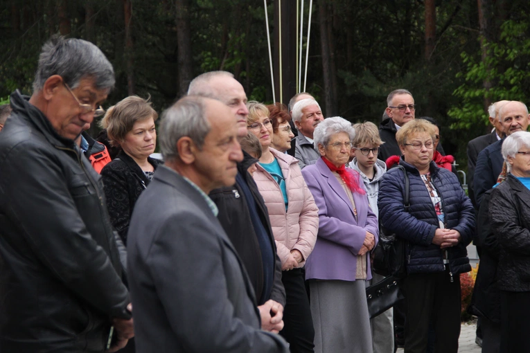 Podlesie Machowskie. Poświęcenie figur Matki Bożej i św. Józefa