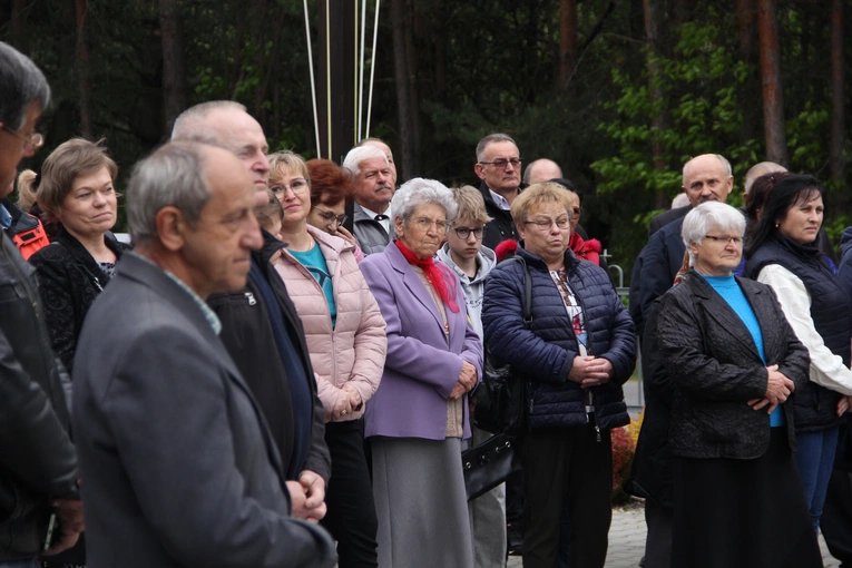 Podlesie Machowskie. Poświęcenie figur Matki Bożej i św. Józefa
