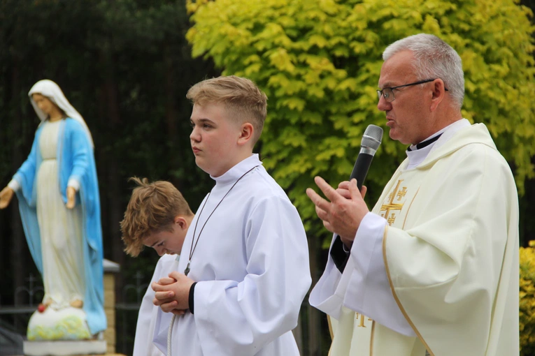 Podlesie Machowskie. Poświęcenie figur Matki Bożej i św. Józefa