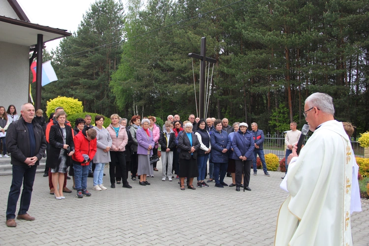 Podlesie Machowskie. Poświęcenie figur Matki Bożej i św. Józefa