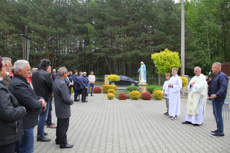 Podlesie Machowskie. Poświęcenie figur Matki Bożej i św. Józefa