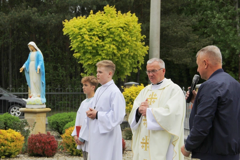 Podlesie Machowskie. Poświęcenie figur Matki Bożej i św. Józefa