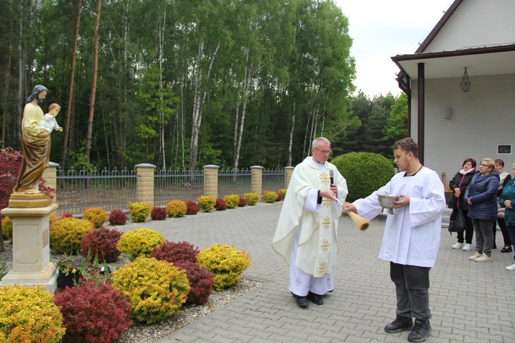 Podlesie Machowskie. Poświęcenie figur Matki Bożej i św. Józefa