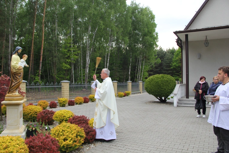 Podlesie Machowskie. Poświęcenie figur Matki Bożej i św. Józefa