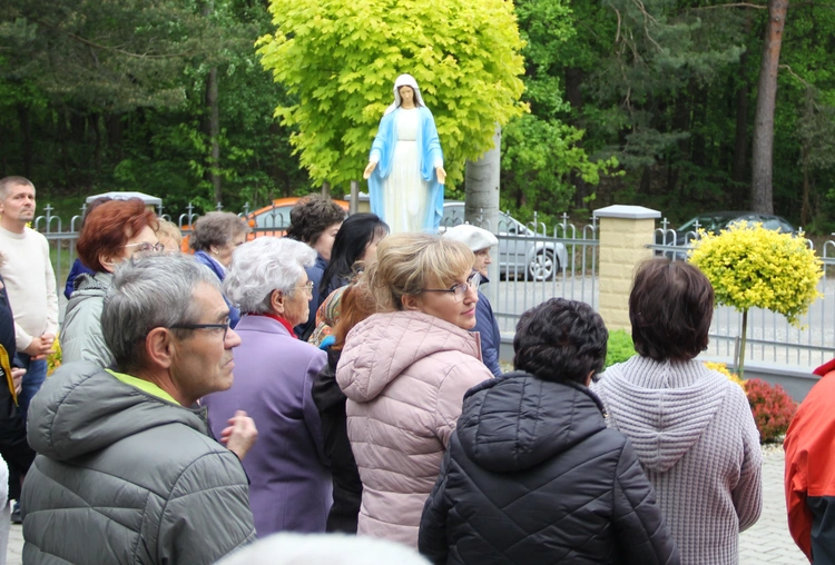 Podlesie Machowskie. Poświęcenie figur Matki Bożej i św. Józefa