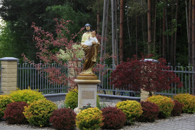 Podlesie Machowskie. Poświęcenie figur Matki Bożej i św. Józefa