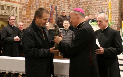 Statuetkę wręczył doktorowi Robertowi Wiraszce bp. Marek Solarczyk.