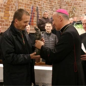 Statuetkę wręczył doktorowi Robertowi Wiraszce bp. Marek Solarczyk.